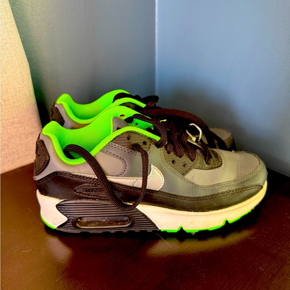 Boys nike air max 90. Size 4.5 youth